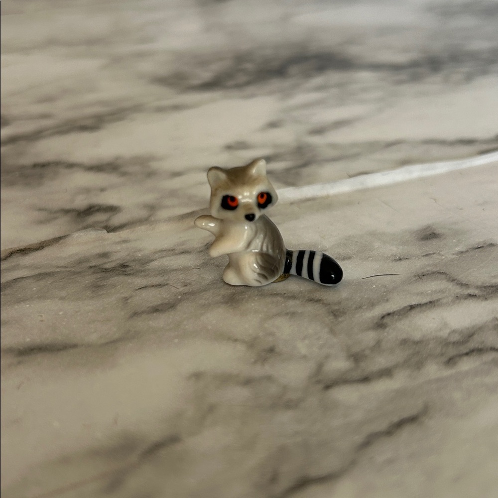 Set 3 raccoon figurines trinkets, 1 marked Bug house Japan, 1 Bug House Taiwan - Picture 9 of 11